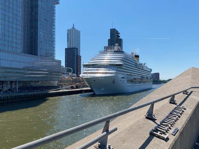 Costa Diadema aan Cruise Terminal Rotterdam